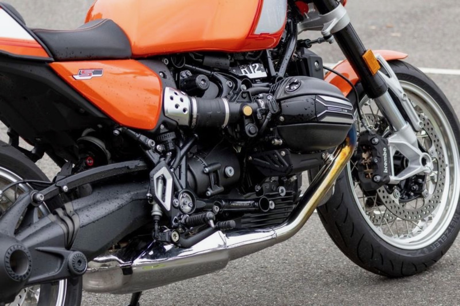 1,170cc Boxer engine and Option 719 cylinder head cover